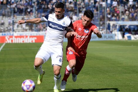 Duelo de laterales: el diestro Guillermo Enrique vs el zurdo Lucas Villalba