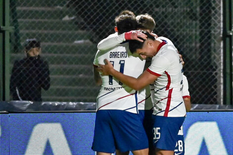 Bareiro, Vombergar, Luján y Barrios. Abrazo del Ciclón en el estadio Eva Perón