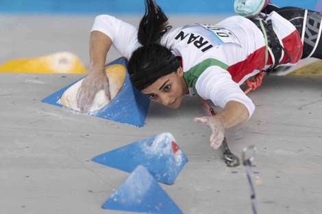 La iraní Elnaz Rekabi en plena competencia de escalada (Fuente: AFP)
