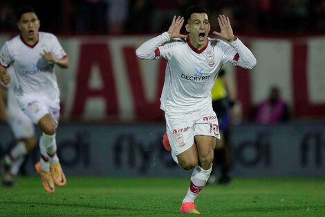 Cristaldo grita su gol de penal, el 14° en este torneo