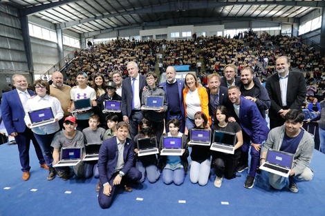 Insaurralde, Kicillof y Perczyk entregaron netbooks de Conectar
Igualdad