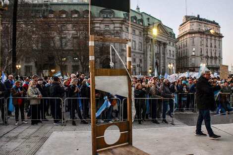 Las preguntas sobre el financiamiento del grupo que iba a las marchas con una guillotina.