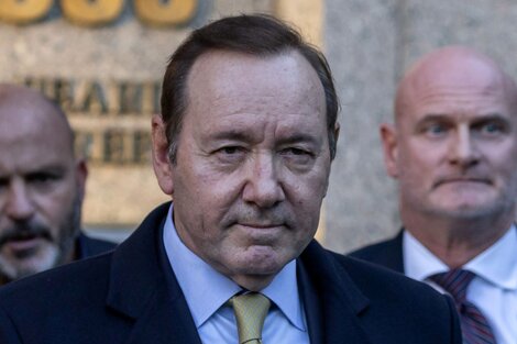 El actor Kevin spacey al salir este jueves del tribunal de Nueva York, después de haber sido declarado "no responsable"  de agresión sexual por un jurado. (Foto: AFP)