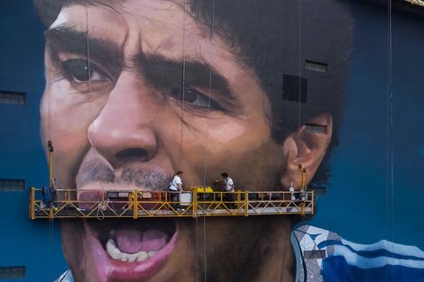 Pintan el mural de Diego Maradona más grande del mundo. Imagen: Télam. 