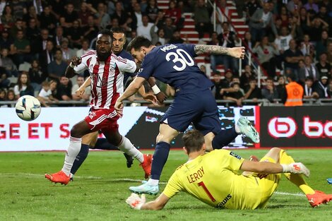 Un golazo y dos asistencias para otra función de Messi en el PSG