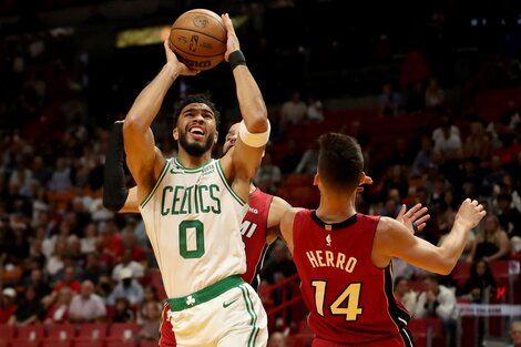 Boston Celtics venció a Miami Heat de la mano de Jayson Tatum y Jaylen Brown