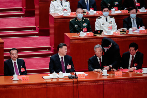 Momento en que Hu Jintao es conminado a dejar la sala, ante la mirada de Xi Jinping. 