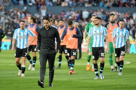 Fernando Gago le pifió con los cambios en el segundo tiempo. Desazón total en Racing