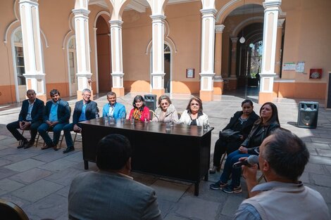 Legisladores y miembros de organizaciones de DDHH el día de la presentación del proyecto de ley. 