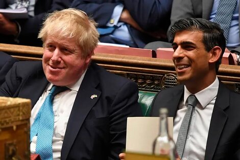 Sunak con Boris Johnson, que lo elevó al gabinete e impulsó su carrera.