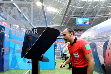 Además del sensor que llevará adentro cada pelota, habrá un sistema de 12 cámaras instalado bajo el techo de cada estadio con el fin de corroborar posibles posiciones adelantadas. Imagen: FIFA vía GettyImages. 