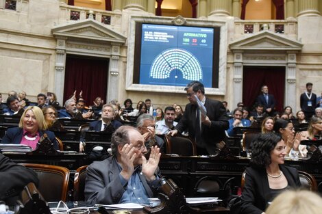 Heller en el momento de la votación y celebración en el recinto.  