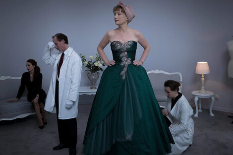 Lesley Manville en la Maison Dior.