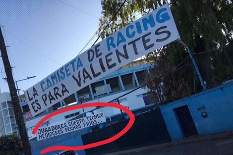 Colgaron pasacalles y amenazaron al plantel de Racing: "Mediocres, pechos fríos" 