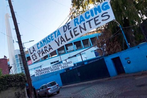 Pasacalles agresivos para recibir a los jugadores de Racing