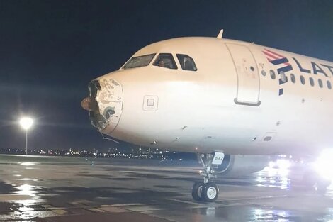 Videos: un avión de Latam atravesó una tormenta que generó severas turbulencias y graves destrozos