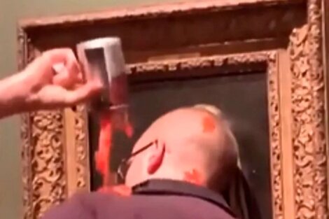 Un militantes de Just Stop Oil se pegó a la obra de Vermeer y otro arrojó una lata de tomates, en el Museo Mauritshuis de La Haya, en Países Bajos. 