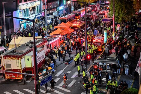 Equipos de primeros auxilios y ambulancias trabajando en el lugar del hecho, en el barrio de Itaewon (Foto: AFP).