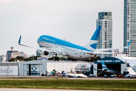 La insostenible prédica privatizadora de Mauricio Macri: ¿Habrá un cielo "lleno de aviones" si desaparece Aerolíneas?