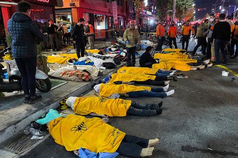 Hileras de cadáveres en las calles de Seúl tras la estampida.