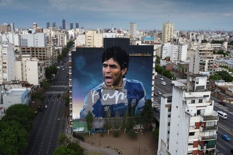 Martín Ron realizó el mural homenaje a Diego Armando Maradona más grande del mundo en la ciudad porteña de San Cristobal. (Télam)