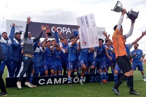 Villanueva, arquero del "Sala", levanta la copa.