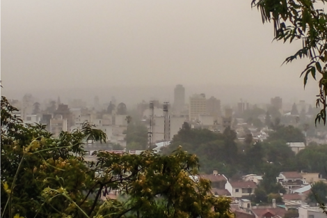 La ciudad de Salta quedó cubierta de humo | Fuego en el cerro 20 de Febrero,  sin daño para las antenas de radio y televisión | Página12