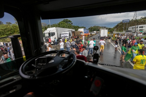 Los camioneros, confusamente, salieron a cortar rutas por el país.