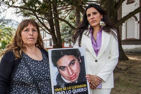 La abogada Alejandra Gonza (derecha), junto a María Millacura, madre de Iván Torres.