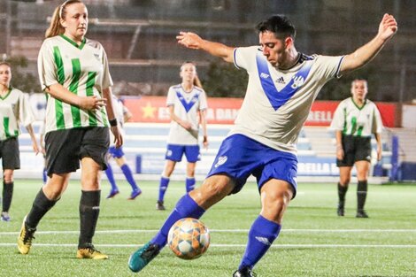 Álex Alcaide, futbolista trans del Club Esportiu Europa de España.