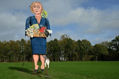 Quemarán una figura gigante de Liz Truss en la tradicional noche de las hogueras 