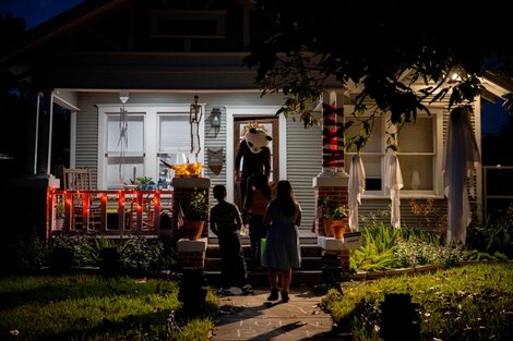 La policía local le pidió a los padres de la comunidad revisar los dulces que recibieron los niños en la noche del 31 de octubre. (Foto: AFP)