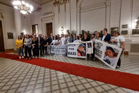 El diputado Martínez junto a familiares en la Legislatura.