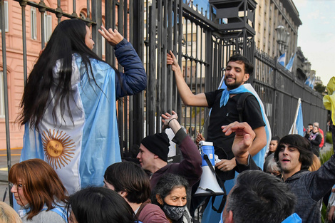 Militantes de Revolucíon Federal protestando ante la Casa Rosada. Morel, agarrado a las rejas.