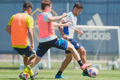 Boca: Ibarra probó con Vázquez y Benedetto jugó para los suplentes