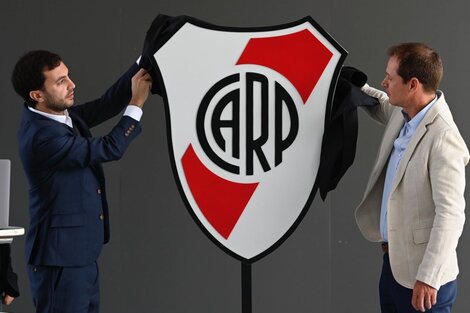 A la derecha, Jorge Brito, presidente de River