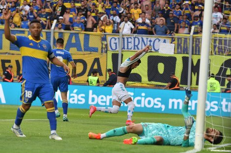 Carlos Alcaraz festeja el cabezazo del título de Racing. Luego vendría la hecatombe