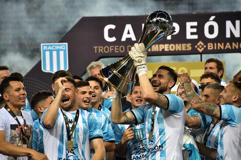 El arquero Arias levanta la Copa en San Luis