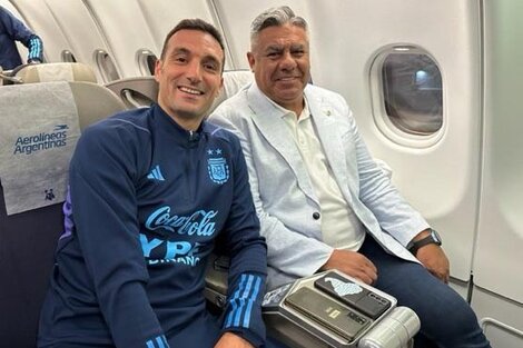 Lionel Scaloni junto a Chiqui Tapia, en pleno viaje a Qatar (Fuente: Twitter Chiqui Tapia)