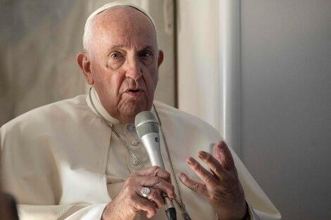 A su regreso desde Bahrein, el papa ofreció mediar entre rusos y ucranianos.