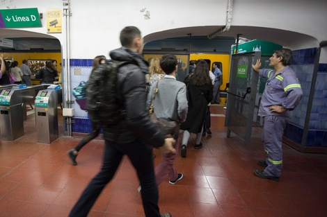 Liberación de molinetes y paro de una hora en el subte D