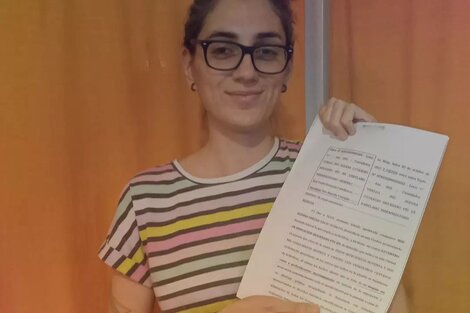 Aldana Cuello, docente despedida de un colegio católico. 