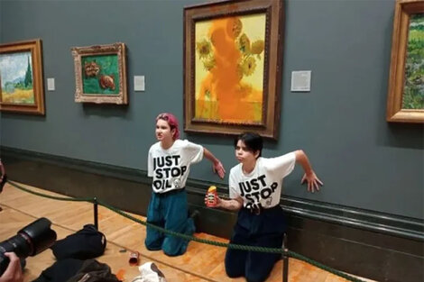 Dos jóvenes de la organización Just Stop Oil provocaron un revuelo en la National Gallery de Londres. 