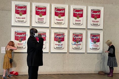 Dos activistas de "Stop Fossil Fuel Subsidies" atacaron la obra de Andy Warhol "Latas de Sopa Campbell" en Australia. TW/@stopffsubsidies