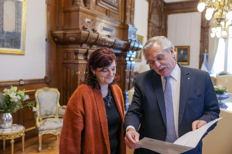 Alberto Fernández firmó el decreto del bono para indigentes antes de viajar.