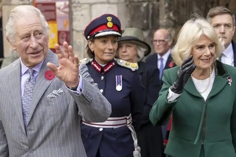 El rey Carlos III y la reina consorte Camila fueron agredidos a huevazos durante un acto público. Imagen: captura de video.    