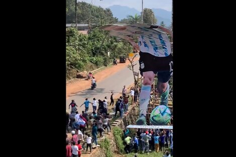 India: se desplomó una gigantografía de Messi cuando cientos de fanáticos sacaban fotos