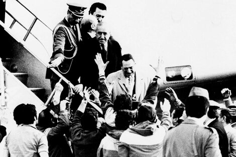 Perón saluda a un grupo de seguidores. Detrás suyo, Héctor Cámpora. 