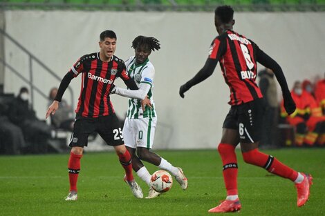 El tucumano Palacios (izquierda) cubre el balón ante el portugués Tomas (Fuente: AFP)