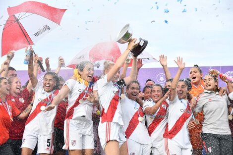 El plantel de River celebra la obtención del torneo (Fuente: Prensa Copa Federal)